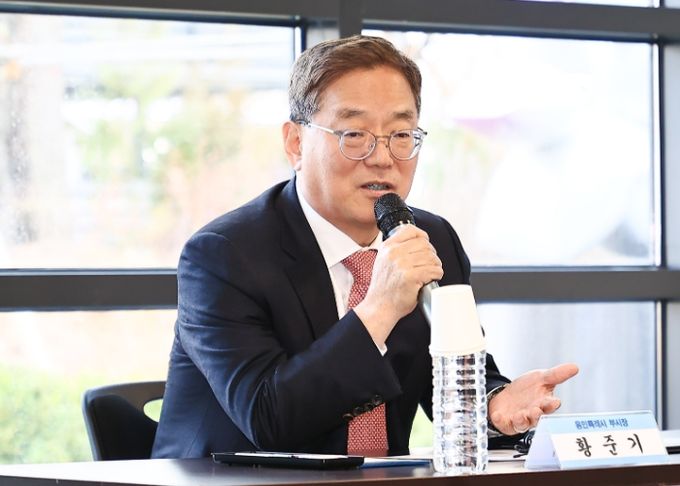황준기 용인특례시 제2부시장이 22일 용인8구역 재개발지역 국민권익위 현장조정회의에서 인사말을 하고 있다