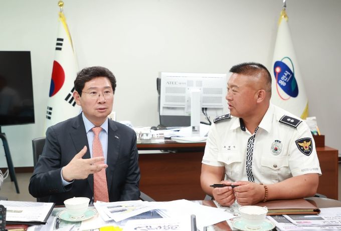 이상일 용인특례시장이 23일 용인동부서 관계자와 교통 현안에 대해 상의하고 있다