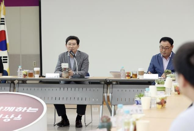이상일 용인특례시장이 30일 처인구 동부동행정복지센터에서 지역의 주요 현안에 대해 설명하고 있다.