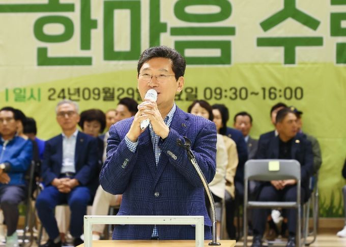 이상일 용인특례시장이 29일 실내체육관에서 열린 2024 용인시 새마을회 한마음 수련대회에 참석해 인사말을 하고 있다