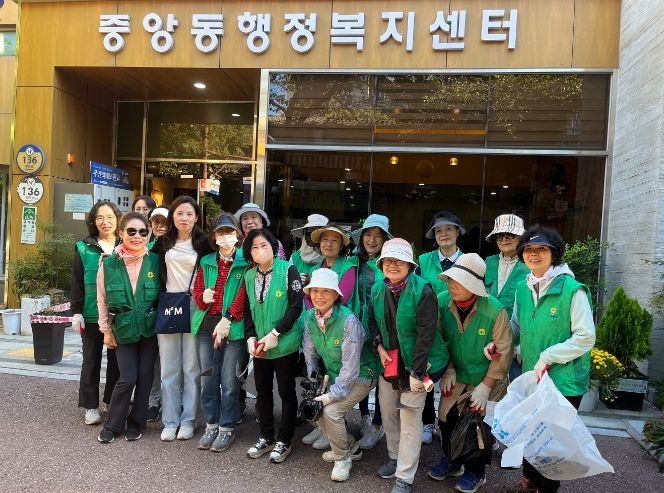 과천시 중앙동 새마을부녀회, 가로변 제초작업 ‘구슬땀’