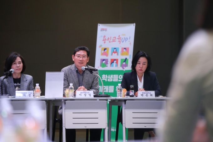 이상일 용인특례시장은 16일 기흥구 동백동 용인미디어센터에서 용인 지역 고등학교 학부모 대표들과 간담회를 가졌다.