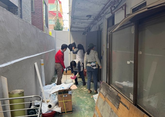 과천시 부림동 주민자치위원회, 50플러스센터와 함께 주거환경 개선 봉사활동