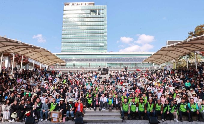 이상일 용인특례시장이 3일 '용인애향회 가족과 함께하는 행복한 걷기대회' 참가자들과 기념촬영 하고 있다.