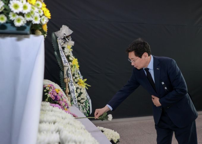 31일 이상일 용인특례시장이 분향소를 찾아 조문하고 있다
