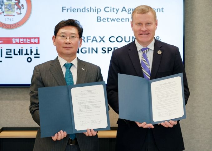 국제교류 활성화를 위해 미국을 방문 중인 이상일 용인특레시장(왼쪽)이 현지시각 13일 제프리 맥케이(오른쪽) 버지니아주 페어팩스 카운티 의장과 양 도시의 우호교류 협약서에 서명했다.