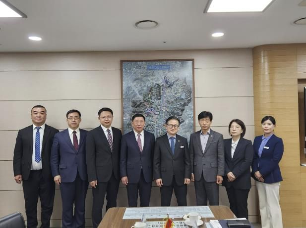 2024년 4월 선양시 외사판공실 주임 등 선양시 대표단이 성남시청을 방문하여 행정기획조정실장과 면담을 진행하고 있다