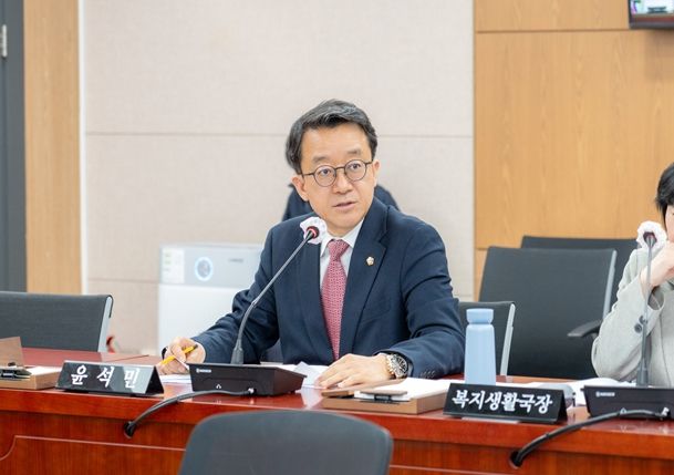 (사진설명) 질의 응답하는 윤석민 의원