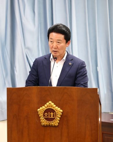 제390회 임시회 제1차 기획행정위원회 회의(8일)에서 전경선 의원이 조례안의 제안을 설명하고 있다.