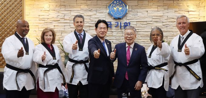도복을 입고 태권도 최고를 외쳤다