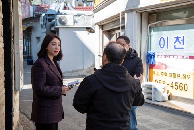 정초립 강북구의원이 미아사거리역 인근 골목을 현장 점검하고 있다. (사진제공=강북구의회)