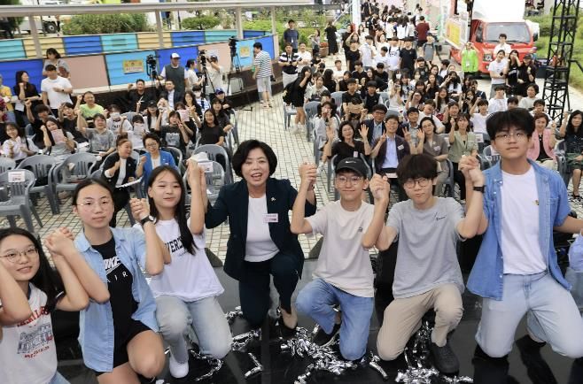 2024년 9월 열린 과천시 제2회 청소년 진로페스티벌 모습(개막식에서 신계용 시장과 청소년들이 화이팅을 외치고 있다