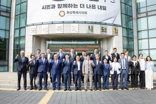 화성특례시의회 의장단과 우즈베키스탄 상하원 의원단 기념 단체사진