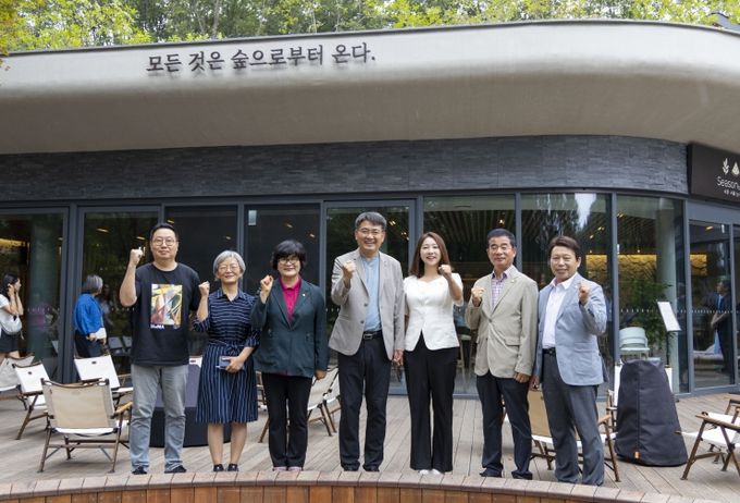 (좌측부터) 이구익 계원예대·성균관대 교수, 김선옥 강북구 문화생활국장, 유인애 의원, 오승록 노원구청장, 정초립 의원, 조윤섭 의원, 노윤상 의원 (사진제공=강북구의회)