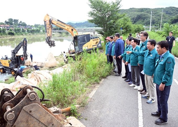 21일 태화강 무동마을 하구 보 인근 송수관 파손 현장을 찾은 최길영 의장을 비롯한 울주군의회 의원들이 복구 진행 상황을 점검하고 있다.