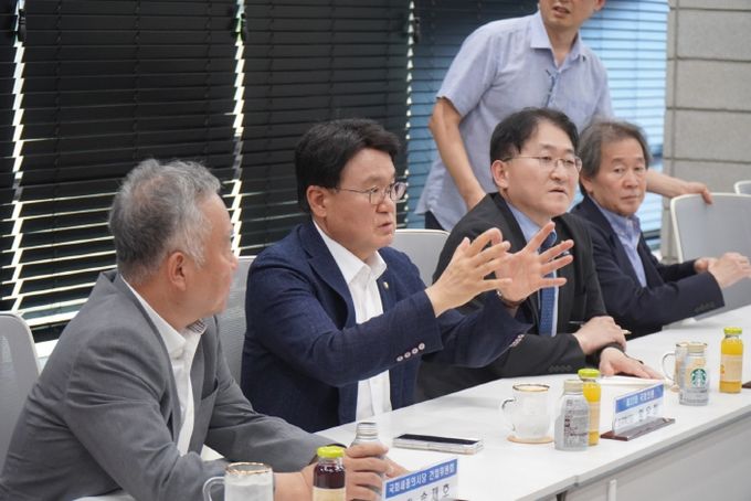 황운하 의원, 행복청 방문