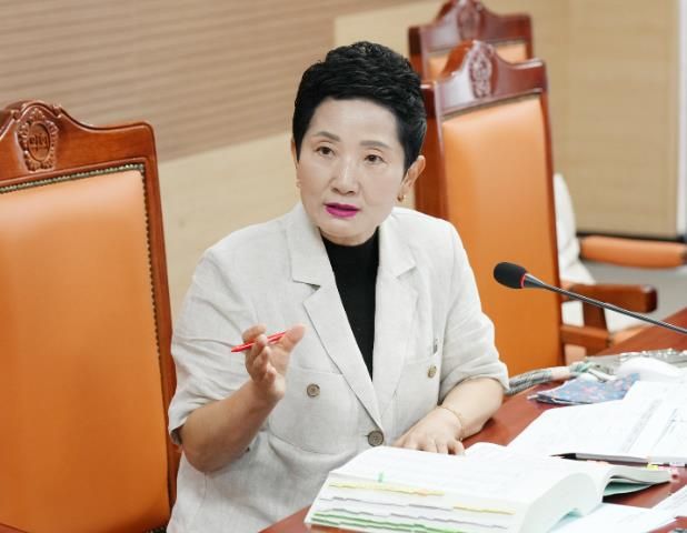 아산시의회 이기애 의원이 기획행정농업위원회 소관 부서의 추경예산안 심사를 하고 있다.