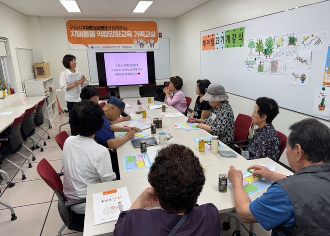 2025년 ‘헤아림23기’치매가족교실 개강식과 교육 장면