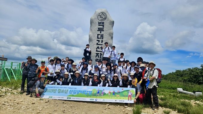 대관령 국가숲길 선자령 정상에서 `청소년 산림생태탐방` 기념촬영 모습
