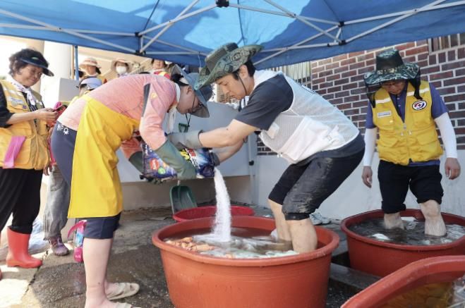 가평군 홍보대사 김동완, 수해 현장서 구슬땀
