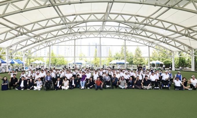 제11회 화성특례시장배 장애인 론볼대회에 참가한 선수들과 내빈들이 함께 기념촬영을 하고 있다.