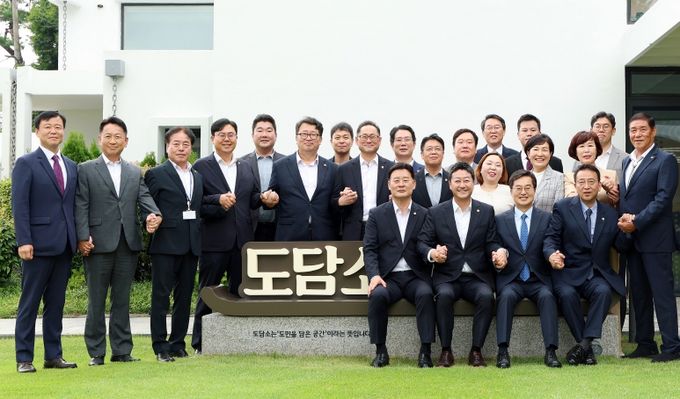 경기도의회·경기도 멈춰 있던 ‘협치 시계’ 다시 돈다 여야정협치위원회 출범…협력 채널 재가동