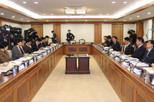 김민석 국무총리가 24일 세종대로 정부서울청사에서 열린 과학기술관계장관회의를 주재하고 있다.