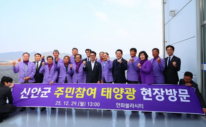 김민석 국무총리가 29일 전남 신안 주민참여태양광 현장인 안좌스마트팜앤쏠라시티를 방문, 현장 시설을 시찰하고 있다.