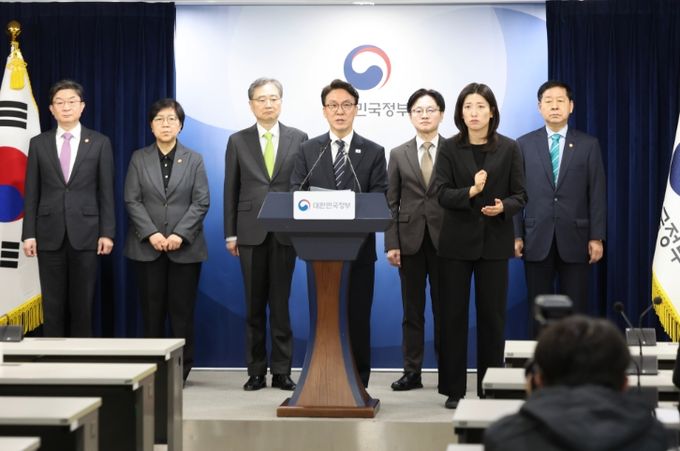 김민석 국무총리가 25일 세종대로 정부서울청사에서 비상경제 대응체계 관련 브리핑을 하고 있다.(국무조정실)