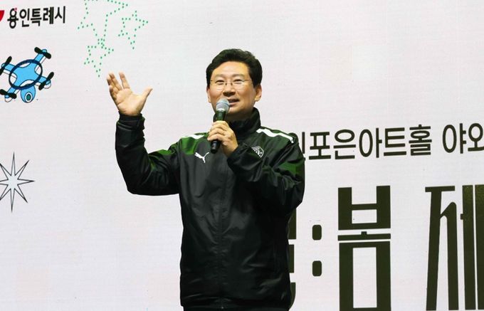 27일 용인포은아트홀 야외광장에서 열린 야간 테마형 축제 제철 예술광장에서 이상일 시장이 축사를 하고 있다.