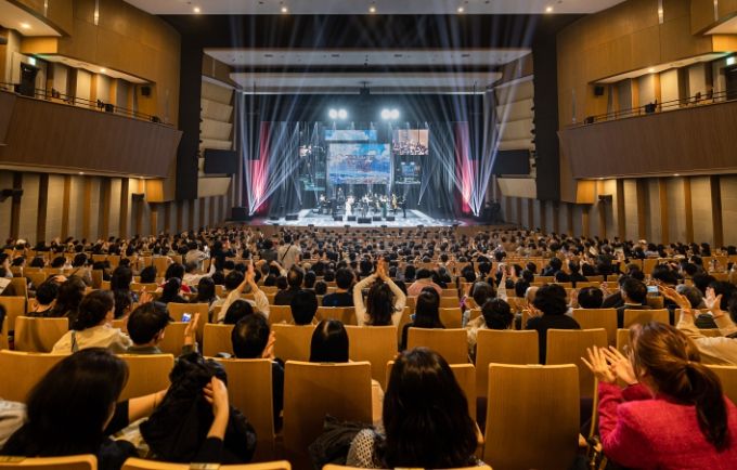 28일 용인포은아트홀에서 이상일 시장은 '그림과 스토리가 있는 음악회' 해설자로 참여했다