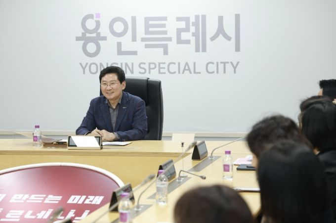 이상일 용인특례시장이 26일 시청에서 학부모들과 (가칭)AI예술융합고 설립 등 교육 현안을 논의하고 있다